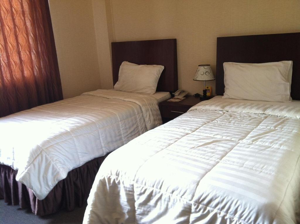 Grand Duta Hotel Palu Zimmer foto
