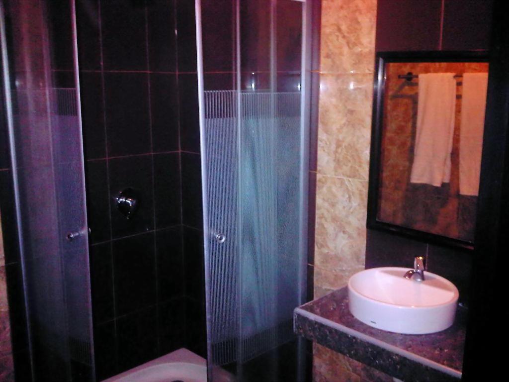 Grand Duta Hotel Palu Zimmer foto